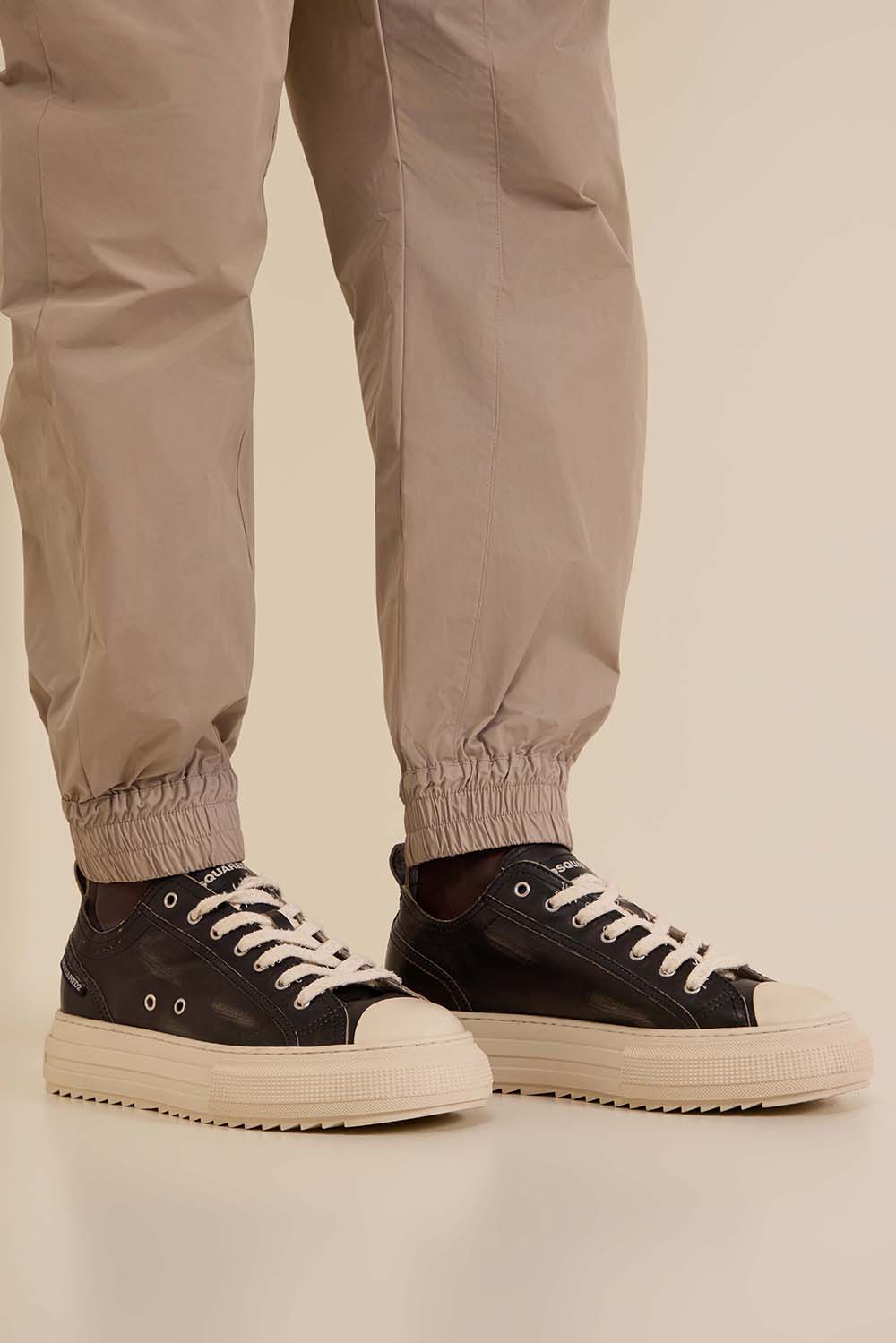 תמונת כל הלוק של נעלי סניקרס ברין